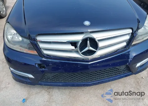 2012 Mercedes-Benz C 250 Luxury/Sport z USA, uszkodzony, nr VIN WDDGF4HB3CR223200